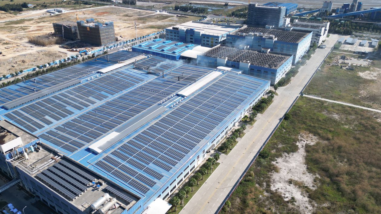 Zonnepanelen op de daken van een industrieel bedrijfsgebouw.